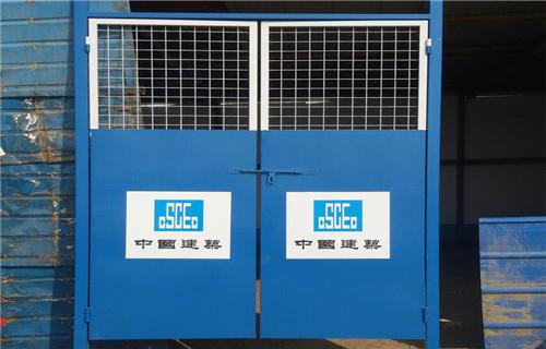 如何安全使用電梯防護門？